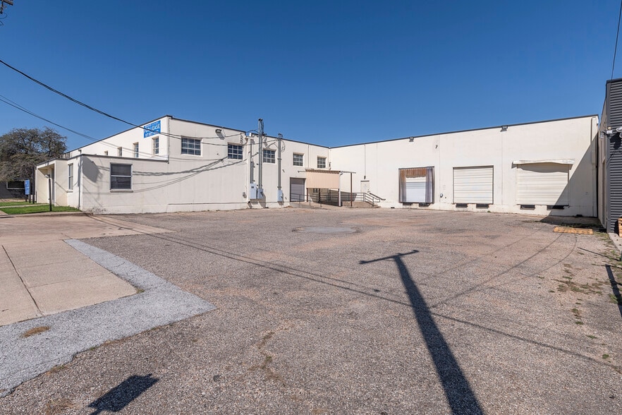 2920 Shotts St, Fort Worth, TX for lease - Building Photo - Image 2 of 24