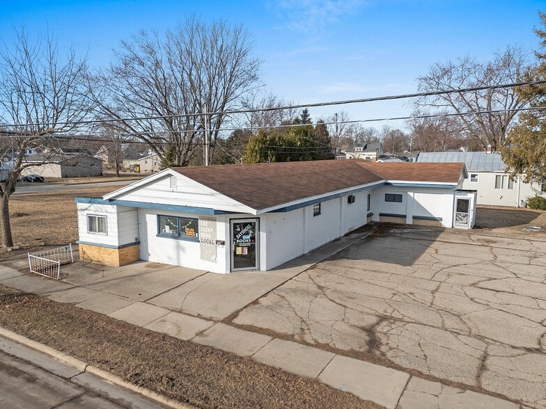 302 Collins Ave, Oconto, WI for sale - Building Photo - Image 2 of 23