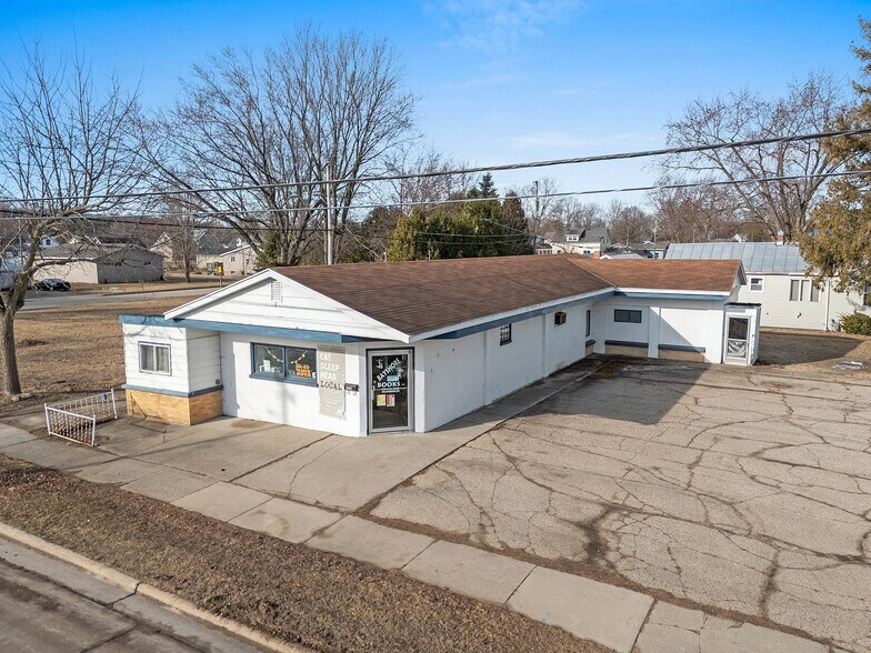 302 Collins Ave, Oconto, WI à vendre - Photo du bâtiment - Image 2 de 23