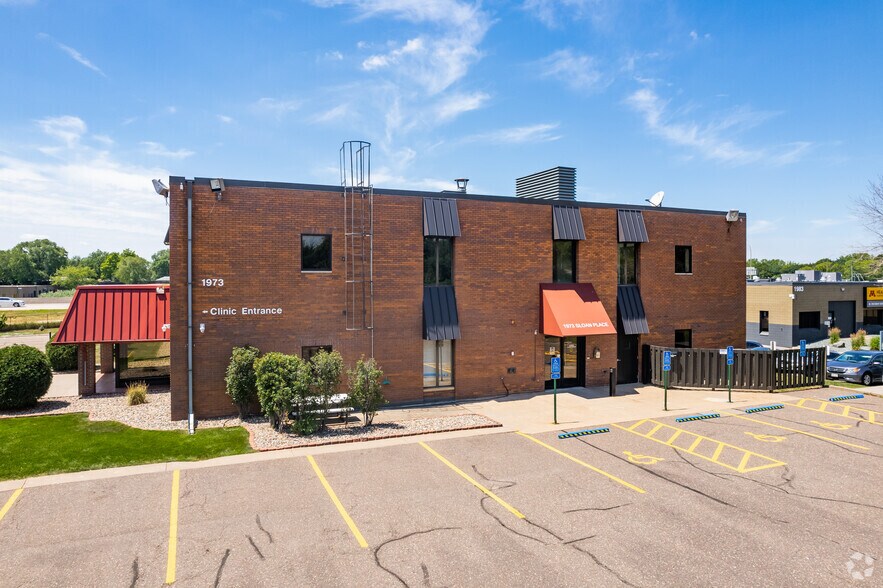 1973 Sloan Pl N, Maplewood, MN à louer - Photo du bâtiment - Image 3 de 10