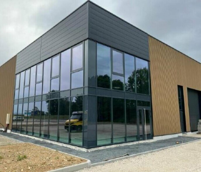 Flex dans Ambérieux à louer - Photo du bâtiment - Image 1 de 10