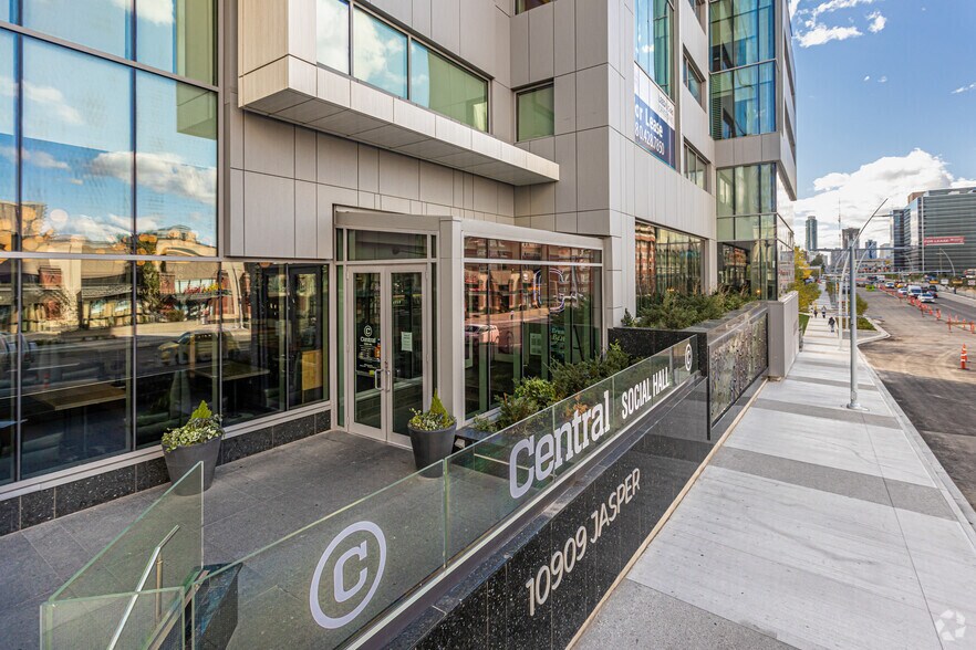 10909 Jasper Ave NW, Edmonton, AB à louer - Photo du bâtiment - Image 2 de 7