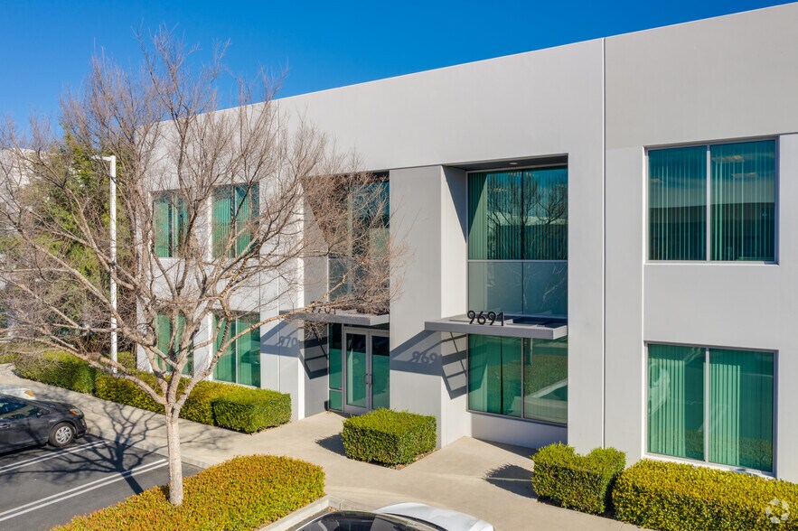9671-9701 Irvine Center Dr, Irvine, CA à louer - Photo du bâtiment - Image 2 de 4