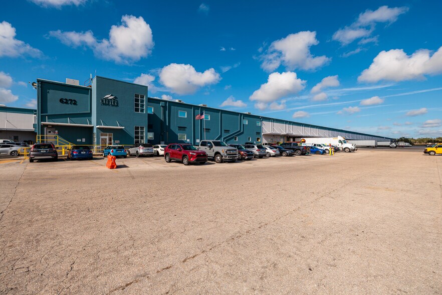 6100-6284 McIntosh Rd, Sarasota, FL à louer - Photo du bâtiment - Image 3 de 5