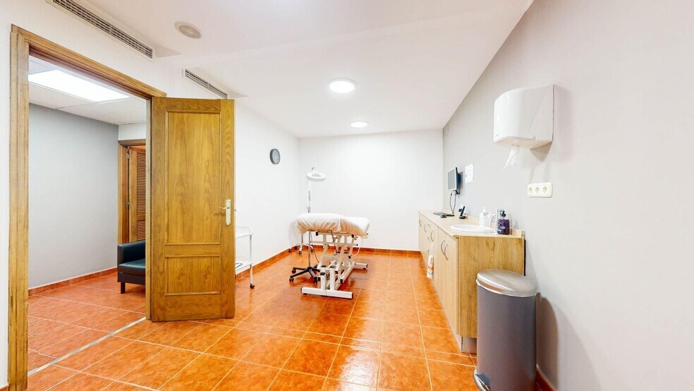 Retail in Marbella, Málaga for sale - Interior Photo - Image 2 of 29