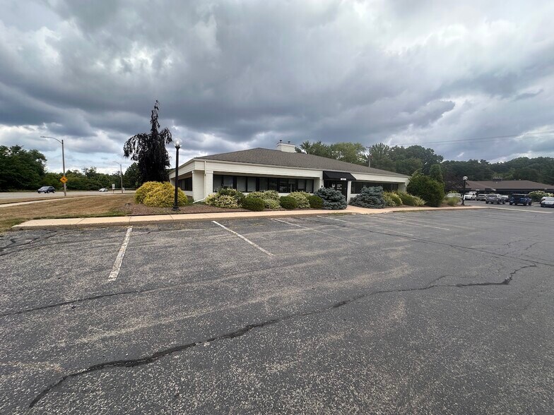 1621 44th St SW, Grand Rapids, MI à vendre - Photo du bâtiment - Image 2 de 37