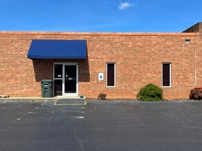 12 Wendy Ct, Greensboro, NC à louer Photo du bâtiment- Image 2 de 7