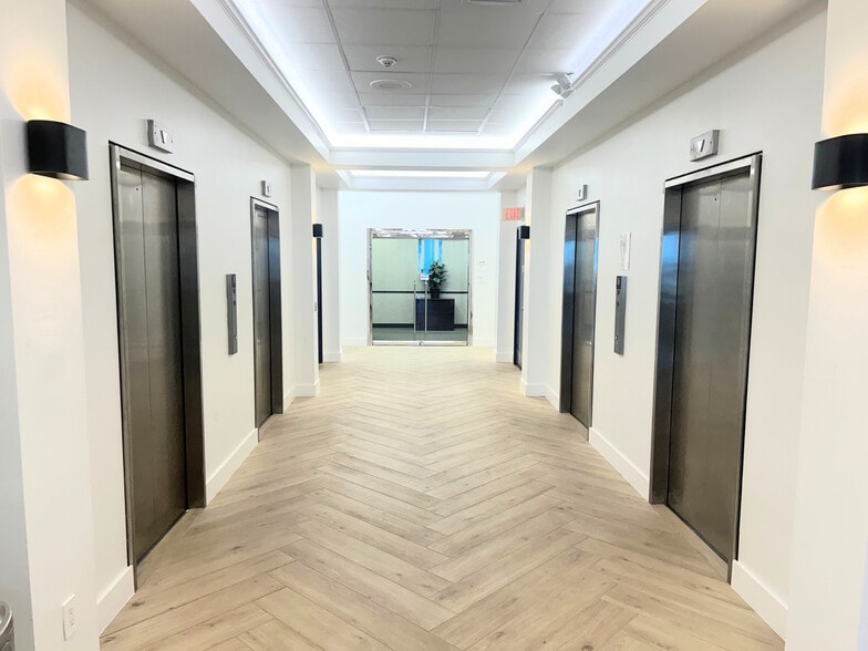 711 N Carancahua St, Corpus Christi, TX à louer - Photo du bâtiment - Image 2 de 9