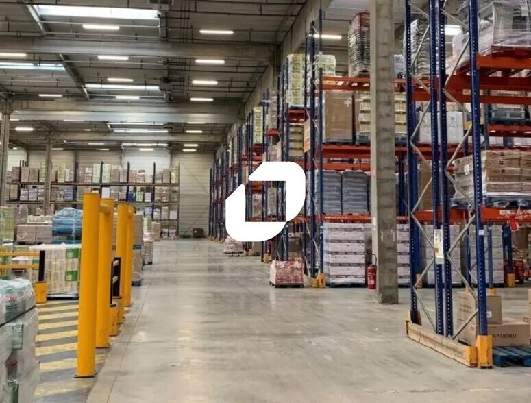 Flex in Savigny-le-Temple for lease - Interior Photo - Image 3 of 3