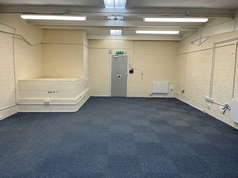 Edison Rd, Aylesbury for lease - Building Photo - Image 3 of 14