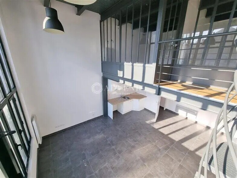 Office in Arcueil for lease - Interior Photo - Image 3 of 10