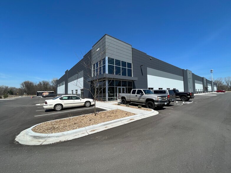 9525 E River Rd, Coon Rapids, MN à louer - Photo du bâtiment - Image 2 de 10