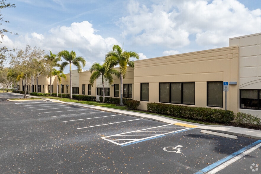 12550 Professional Park Dr, Fort Myers, FL for lease - Building Photo - Image 3 of 4