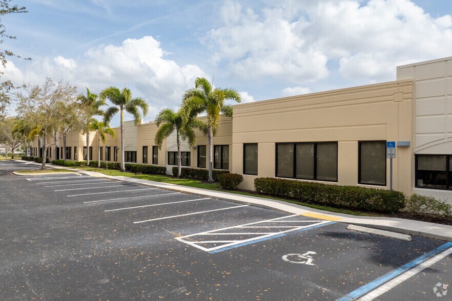 12550 Professional Park Dr, Fort Myers, FL à louer - Photo du bâtiment - Image 3 de 4