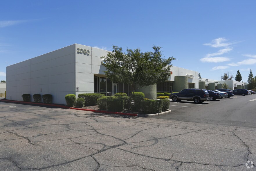 2090 E University Dr, Tempe, AZ à louer - Photo du bâtiment - Image 3 de 6