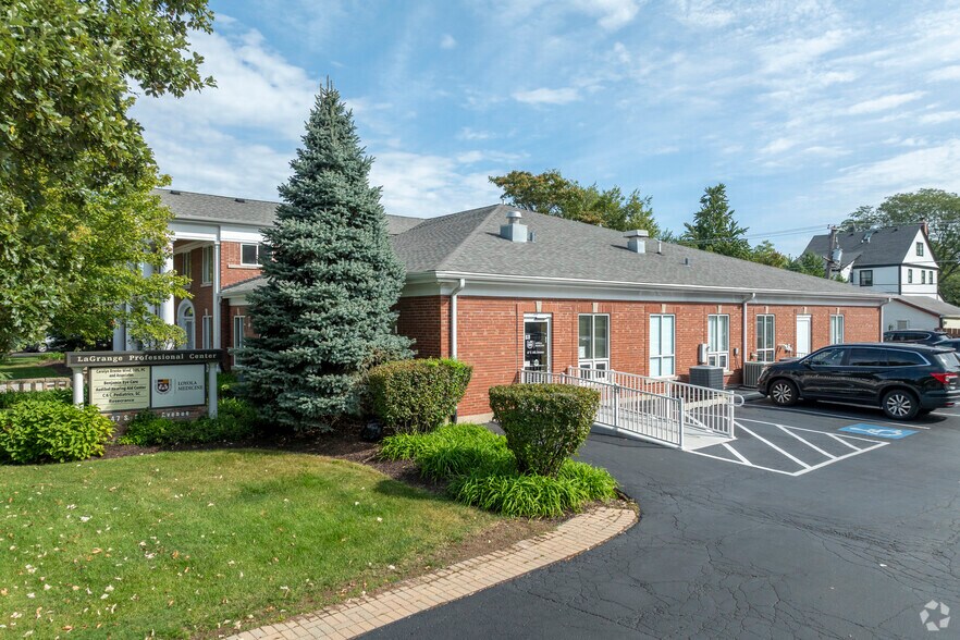 47 S 6th Ave, La Grange, IL à louer - Photo du bâtiment - Image 2 de 4