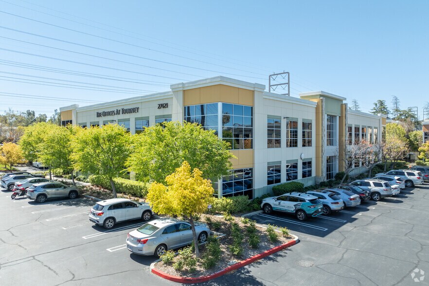 27421 Tourney Rd, Valencia, CA à louer - Photo du bâtiment - Image 3 de 9