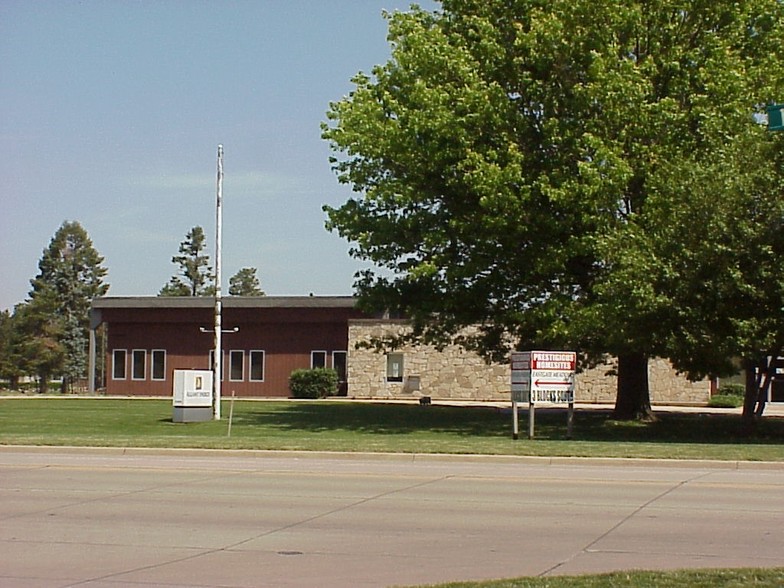 2800 1st Ave E, Newton, IA for sale - Primary Photo - Image 1 of 1