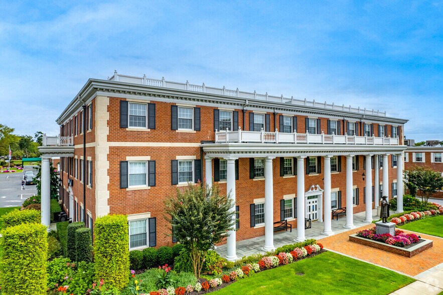 180 E Main St, Smithtown, NY à louer - Photo du bâtiment - Image 1 de 3