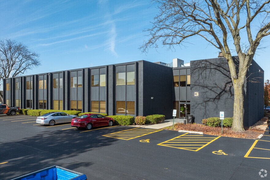 799 Roosevelt Rd, Glen Ellyn, IL à louer - Photo du bâtiment - Image 3 de 22