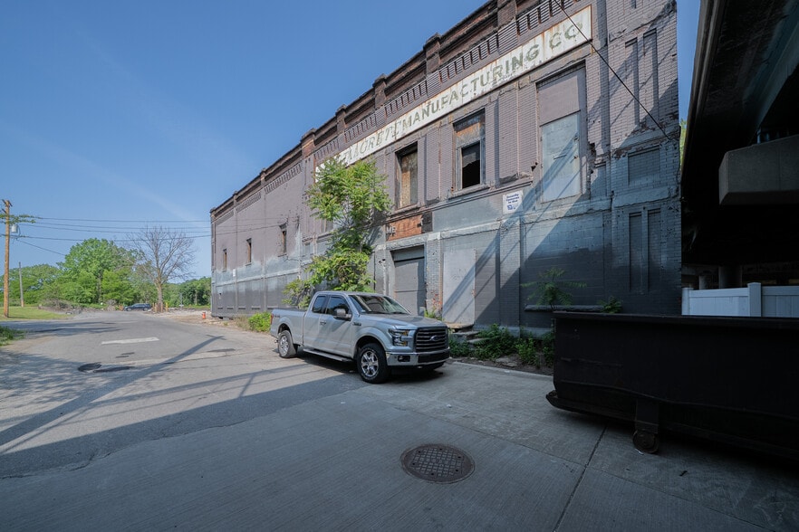 2446 25th St, Cleveland, OH à vendre - Photo du bâtiment - Image 2 de 6