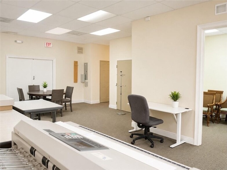 3940 Radio Rd, Naples, FL for sale - Building Photo - Image 3 of 13