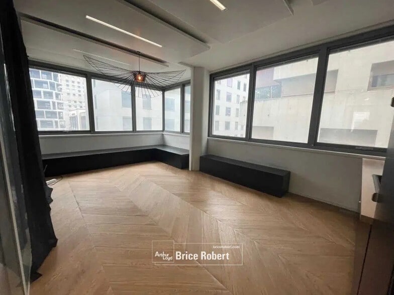 Office in Lyon for lease - Interior Photo - Image 2 of 8