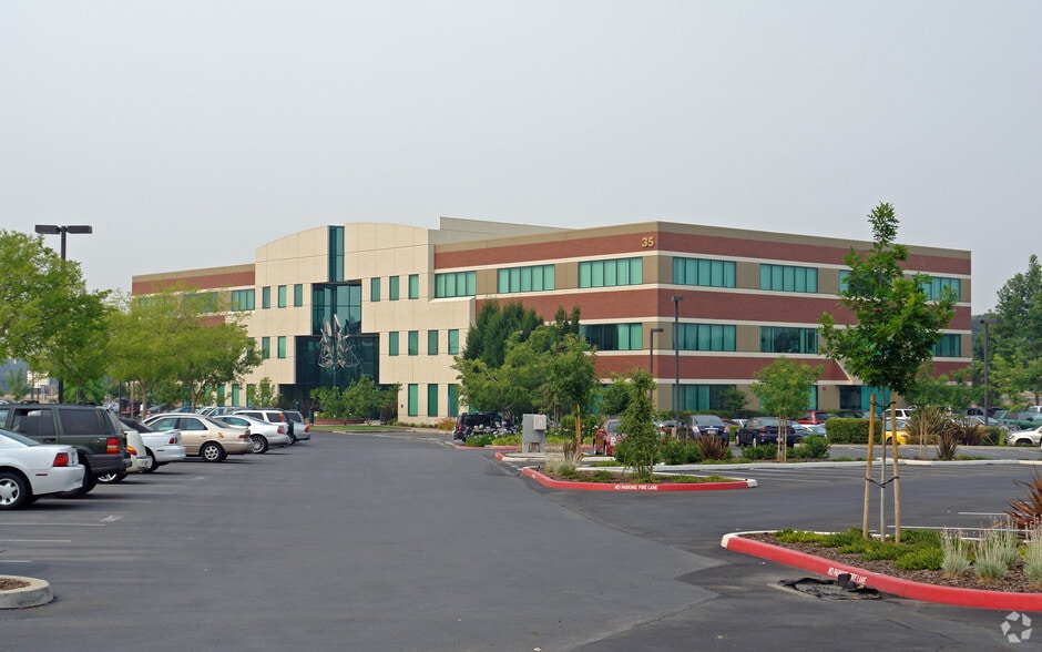 35 Iron Point Cir, Folsom, CA à louer - Photo du bâtiment - Image 3 de 15