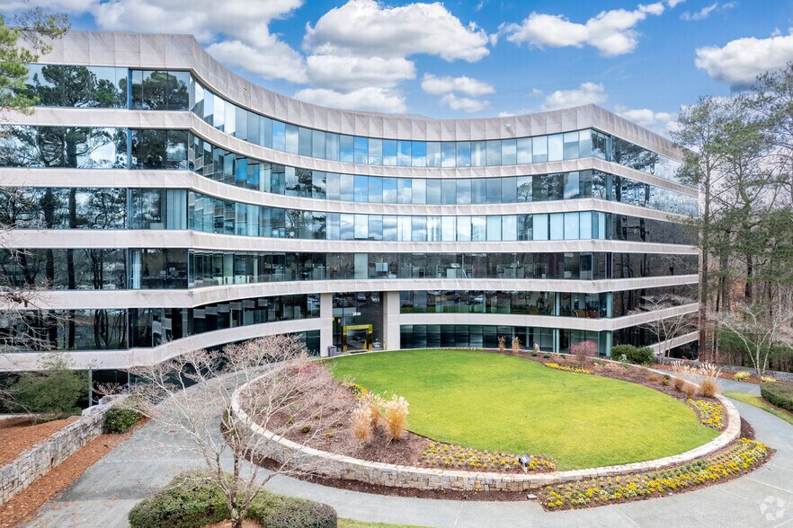 3500 Parkway Ln, Peachtree Corners, GA à louer - Photo du bâtiment - Image 1 de 15