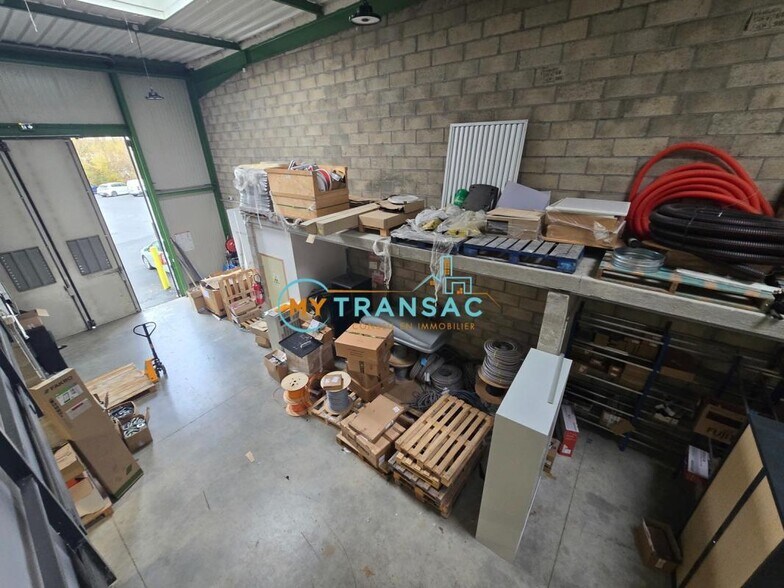 Industrial in Saint-Thibault-des-Vignes for lease - Interior Photo - Image 1 of 9