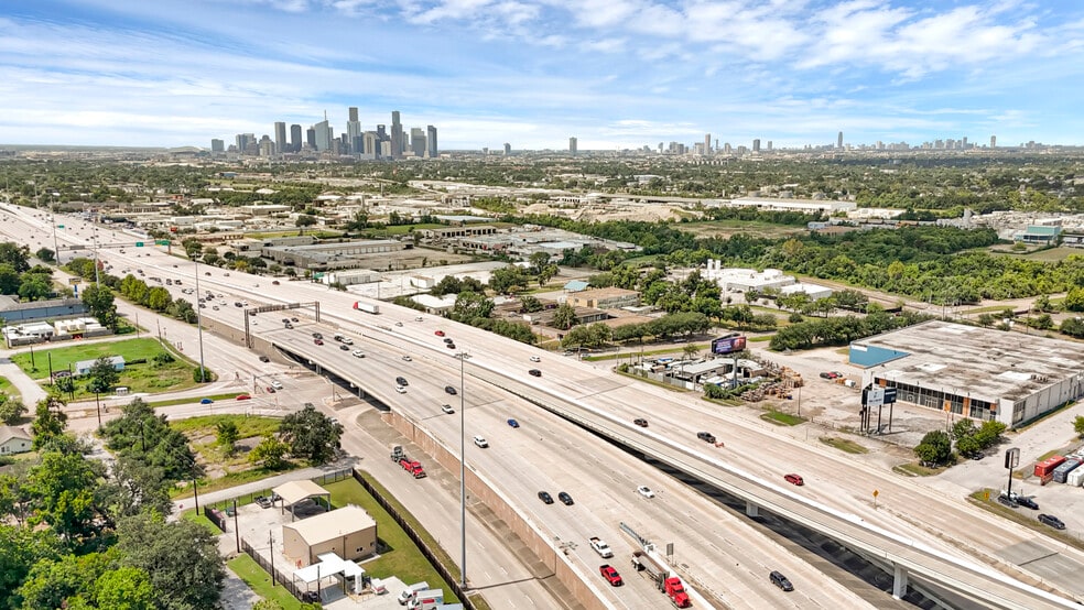 3803 Eastex Fwy, Houston, TX for sale - Building Photo - Image 3 of 16