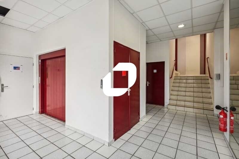 Office in Verrières-le-Buisson for lease - Lobby - Image 2 of 10