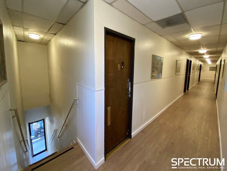 20953 Devonshire St, Chatsworth, CA à louer - Photo du bâtiment - Image 3 de 10