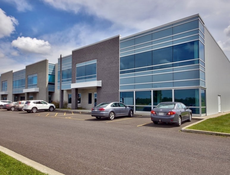 1400-1460 Boul De L'innovation, Bromont, QC for lease - Building Photo - Image 2 of 27