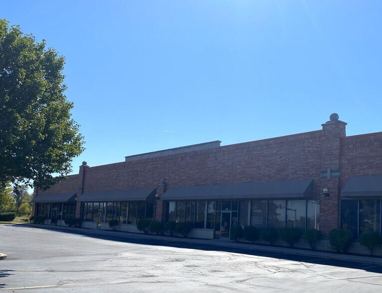 2400-2424 Lake Shore Dr, Woodstock, IL for lease - Primary Photo - Image 1 of 2