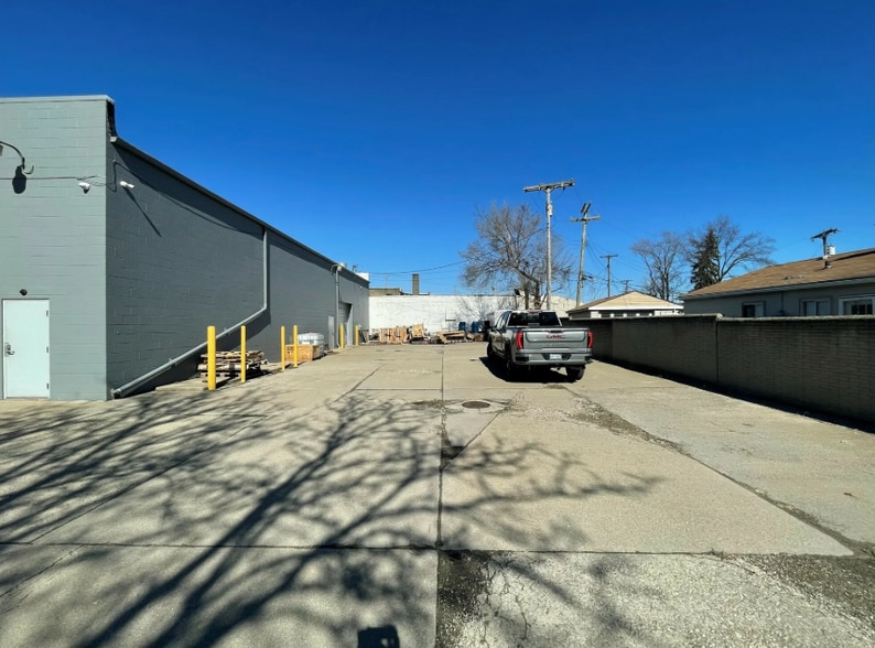 21520 Groesbeck Hwy, Warren, MI for sale - Building Photo - Image 3 of 10