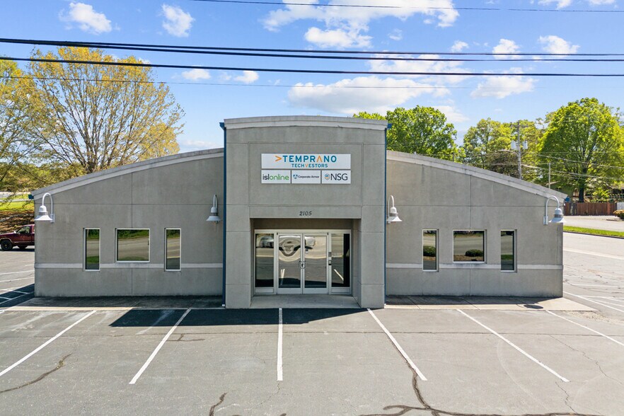 2105 Northwest Blvd, Newton, NC à vendre - Photo du bâtiment - Image 1 de 30