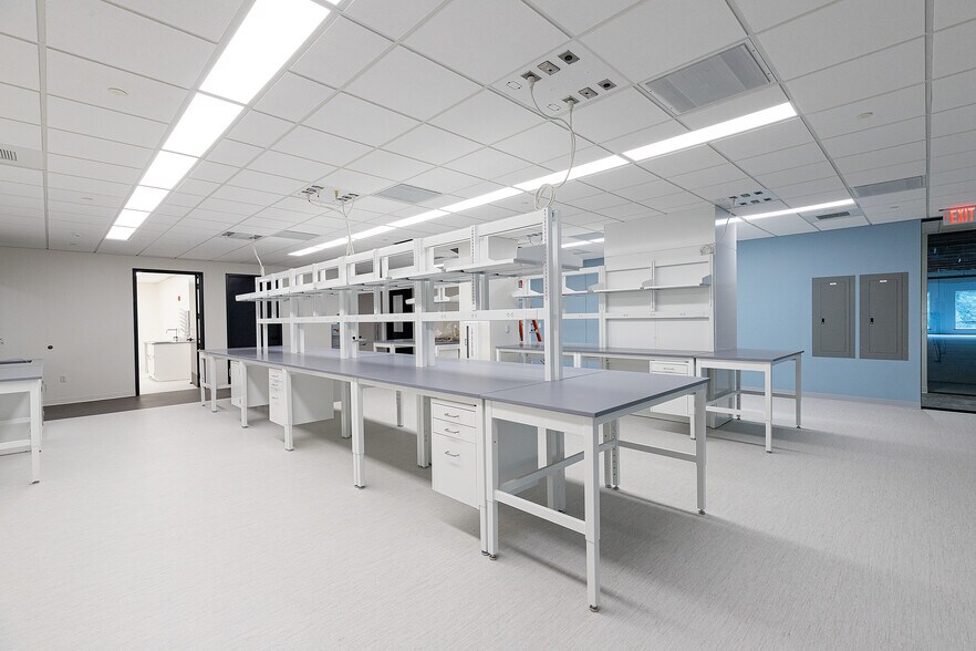 28 Crosby Dr, Bedford, MA à louer - Photo du bâtiment - Image 2 de 15