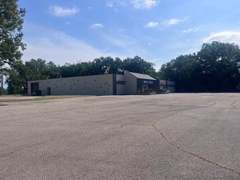 7410 Sni-A-Bar Rd, Kansas City, MO à louer - Photo du bâtiment - Image 3 de 40