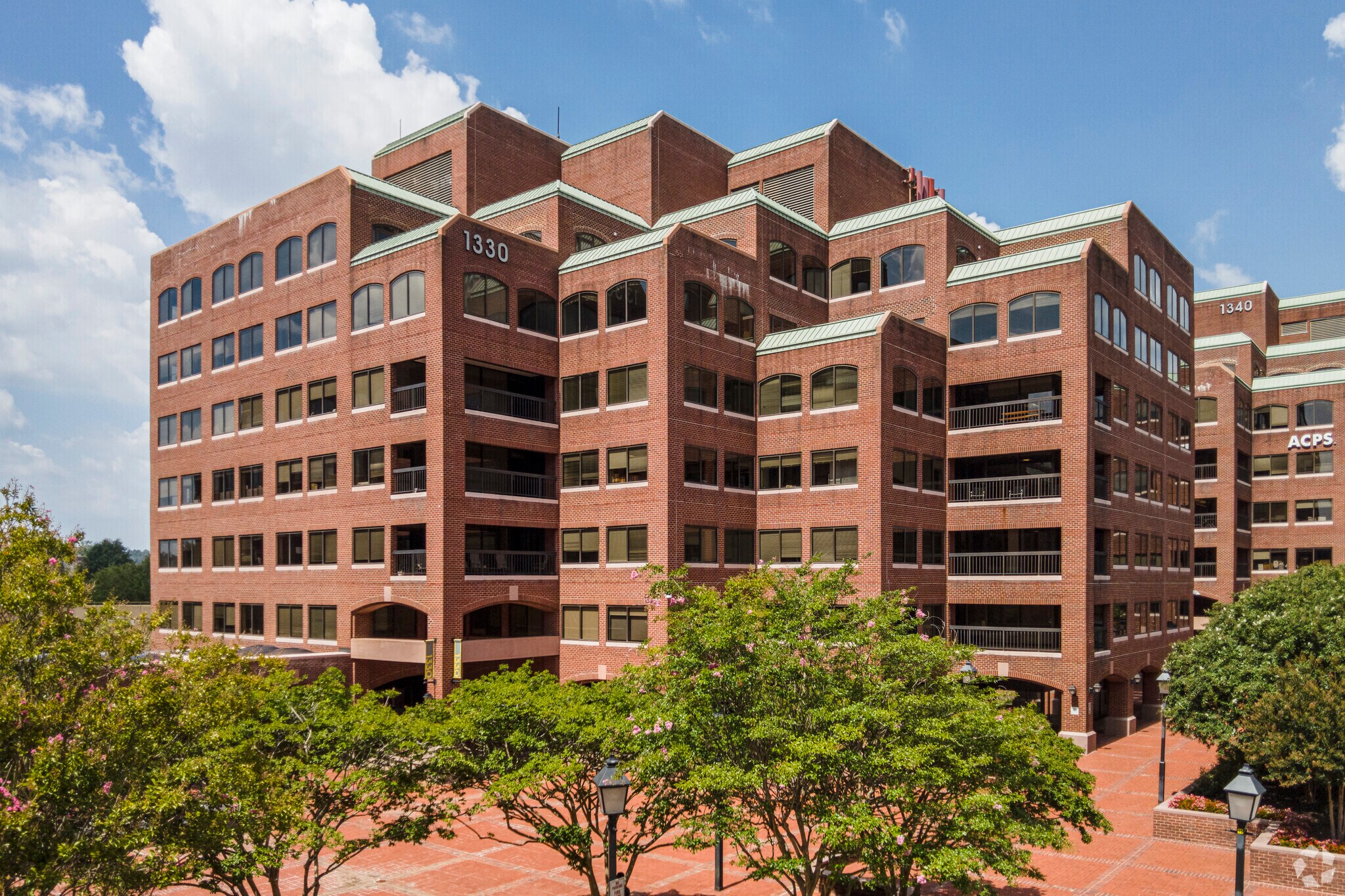 1330 Braddock Pl, Alexandria, VA à louer Photo principale- Image 1 de 12