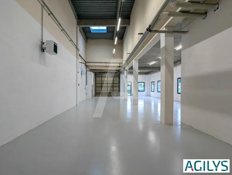 Flex in  for lease - Interior Photo - Image 1 of 8