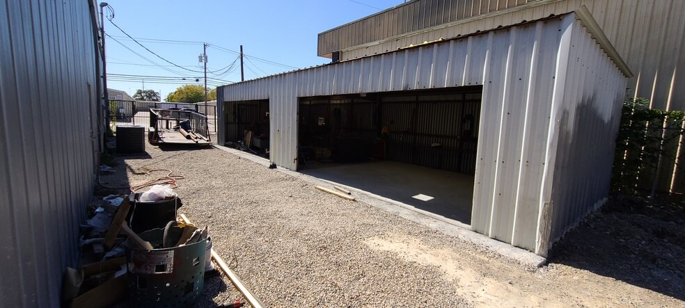 2333 Joe Field Rd, Dallas, TX for lease - Building Photo - Image 3 of 27