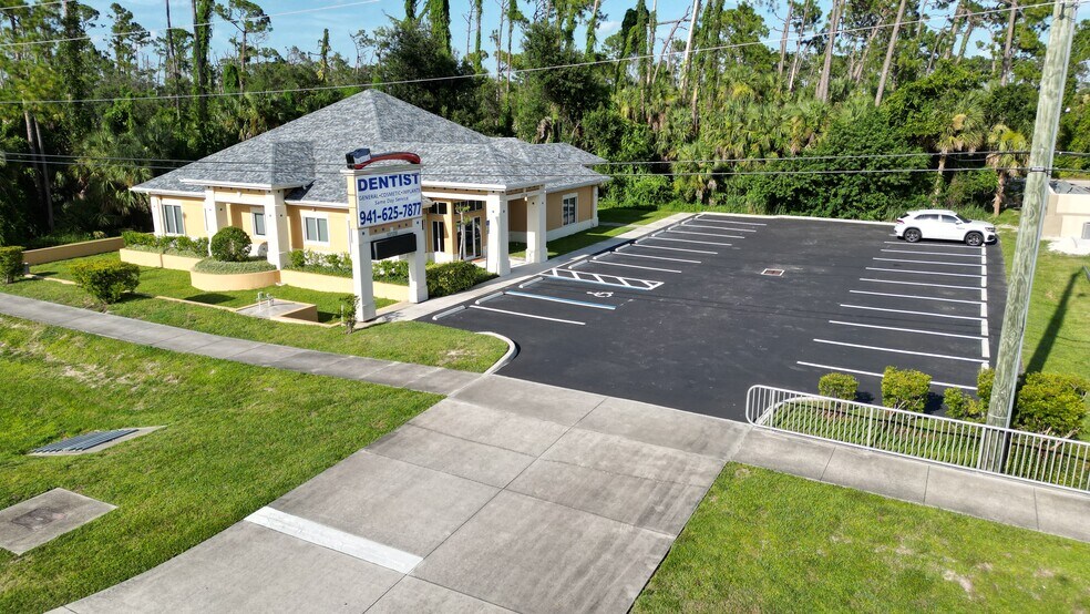 17178 Toledo Blade Blvd, Port Charlotte, FL à vendre - Photo du bâtiment - Image 2 de 4