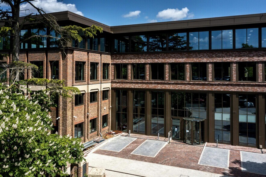 10 Bricket Rd, St Albans for lease - Building Photo - Image 2 of 11