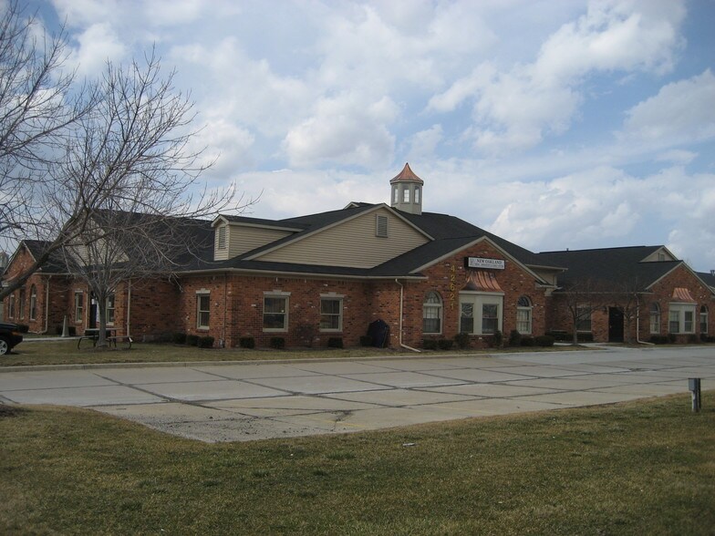 42621 Garfield Rd, Clinton Township, MI à louer - Photo du bâtiment - Image 3 de 3