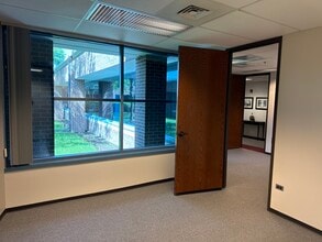 27475 Ferry Rd, Warrenville, IL à louer Photo intérieure- Image 2 de 2