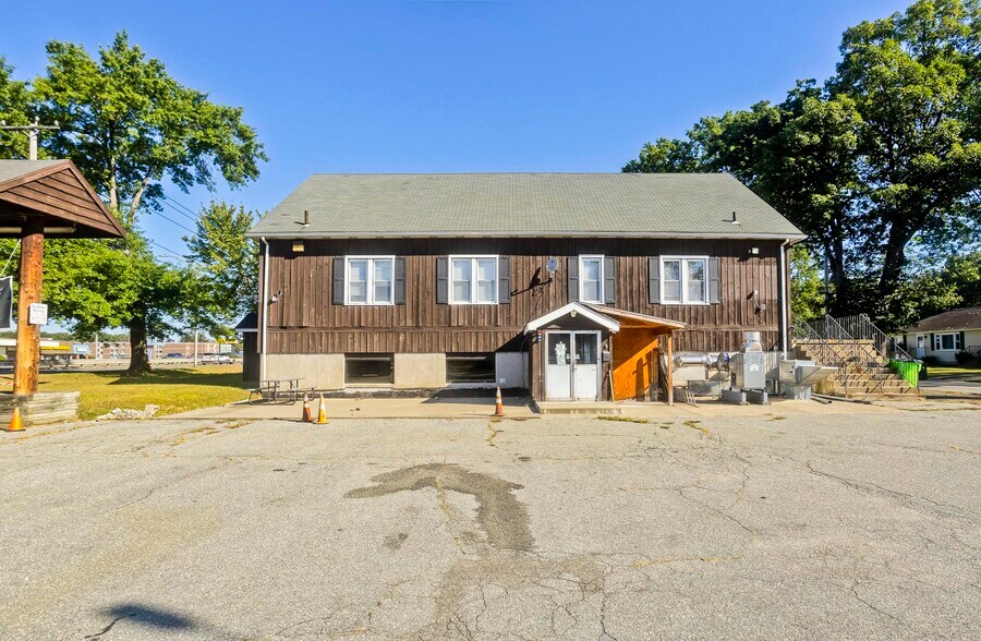 52 Gladdu Ave, Chicopee, MA for sale - Building Photo - Image 3 of 31