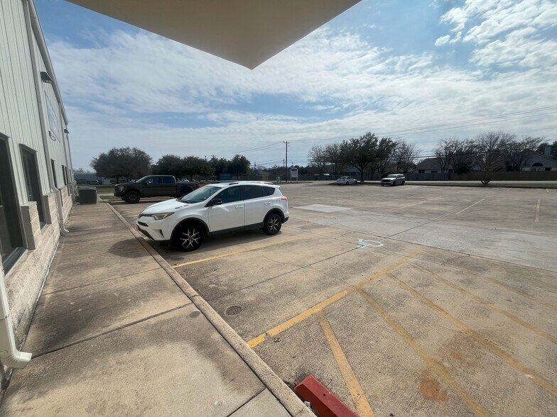 1608 Royston Ln, Pflugerville, TX à louer - Photo du bâtiment - Image 2 de 15