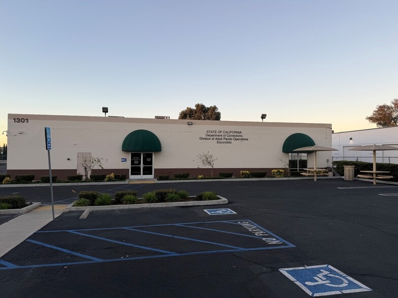 1301 Simpson Way, Escondido, CA à vendre - Photo du bâtiment - Image 3 de 4