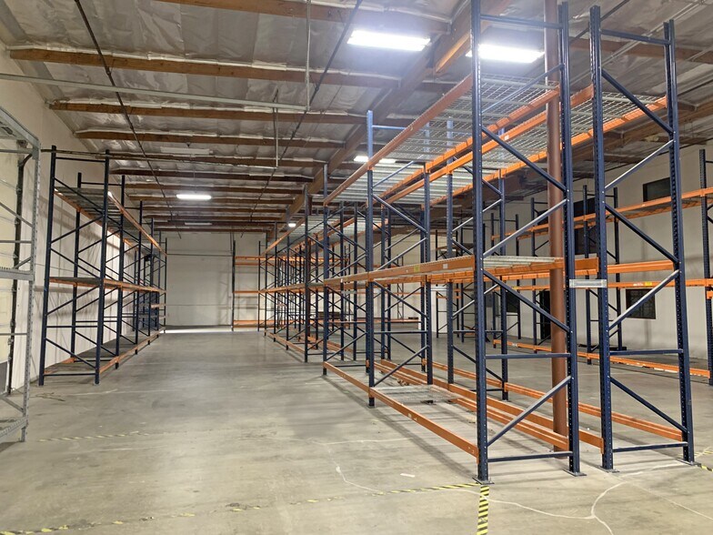 11068 Randall St, Sun Valley, CA à louer - Photo intérieure - Image 2 de 2